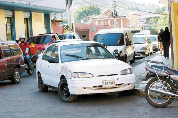 Conductores convierten centro histórico de la capital de Honduras en gigantesco parqueo
