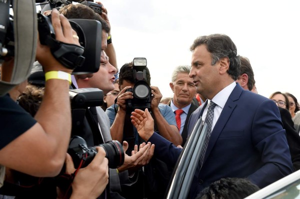 Opositor Neves logra apoyo de cuatro partidos