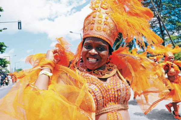 Un colorido desfile al ritmo del reggae