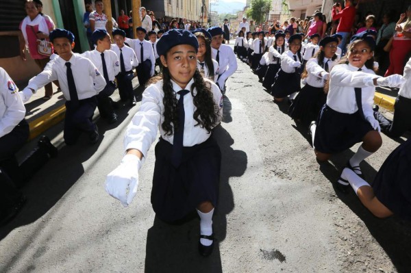 Niños engalanan un homenaje cívico a la patria