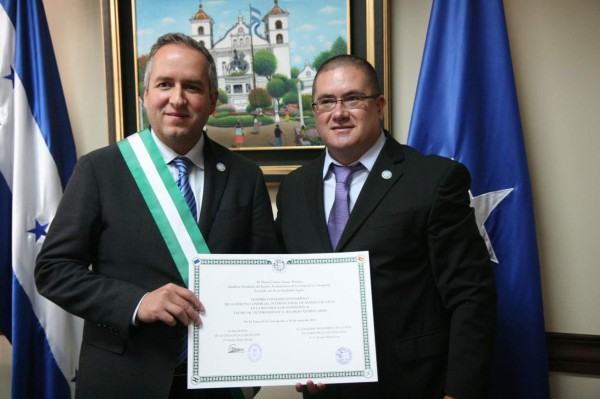 Reconocen labor de Ricardo Álvarez