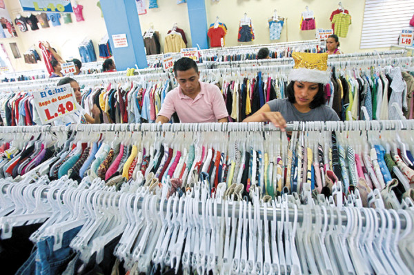 Capitalinos colman tiendas de segunda