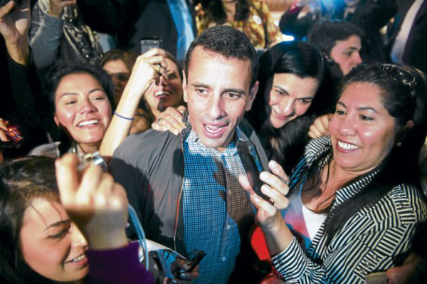 Capriles alienta a venezolanos a derrotar a Chávez