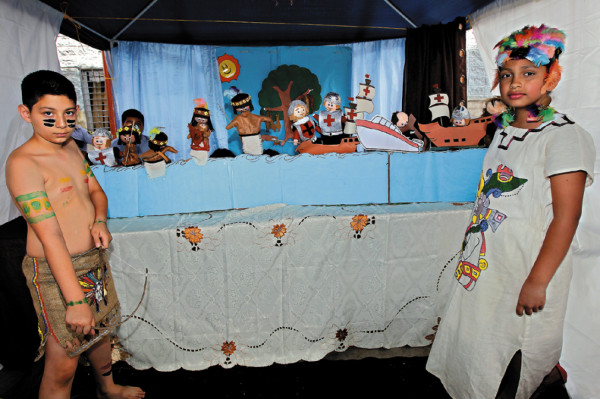 Estudiantes dramatizan el Himno Nacional