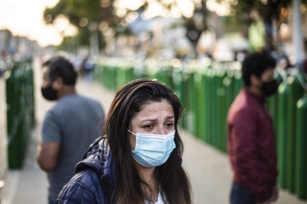 Las imágenes de la impactante escasez de oxígeno para pacientes covid-19 en Perú