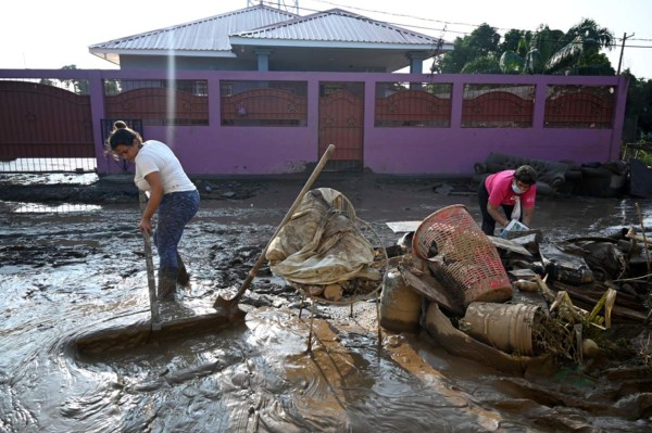 Entre el agua y el lodo, las familias intentan regresar a sus hogares