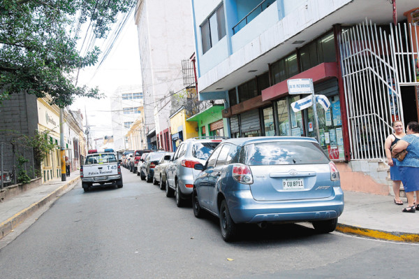 Conductores convierten centro histórico de la capital de Honduras en gigantesco parqueo