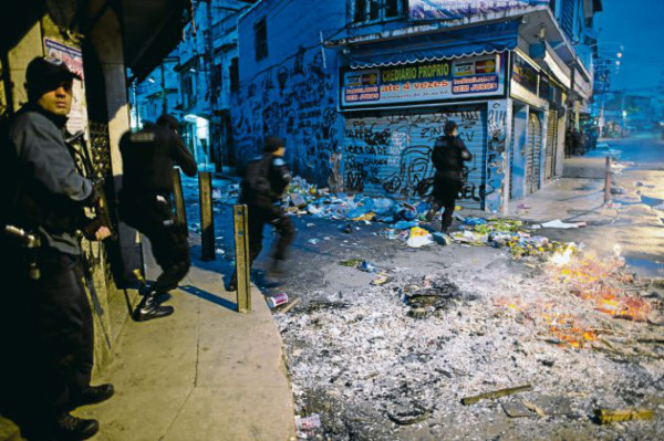 Policía ocupa violentas favelas de Río de Janeiro