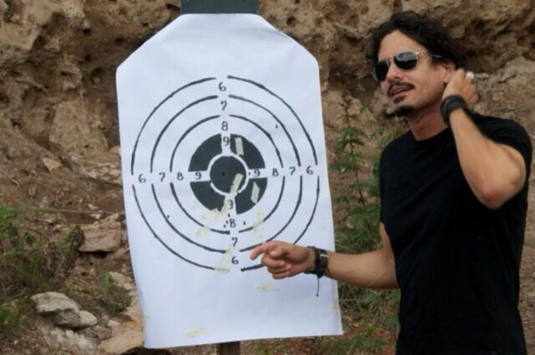 Mario Cimarro practica tiro al blanco en Honduras