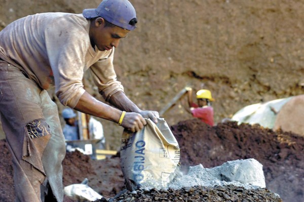 Consumidores pagarán L 285 millones por alza a cemento