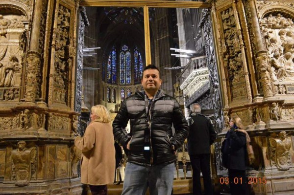 Javier, el urólogo hondureño que triunfa en el extranjero con su trabajo