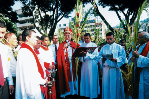 Morado, blanco y rojo, los colores de Semana Santa