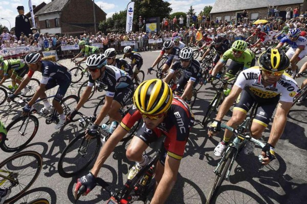 Caída colectiva en tercera etapa del Tour de Francia