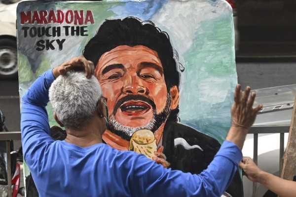 El mundo rinde conmovedores tributos póstumos a Diego Maradona (FOTOS)