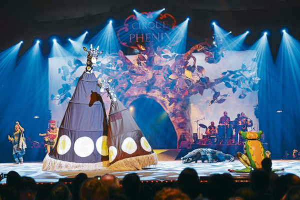 Acrobacias, bailes y música africana en el circo