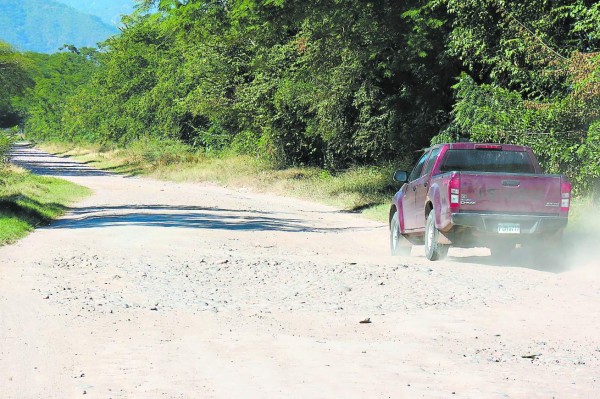 Organizaciones piden pavimentar calle de tierra