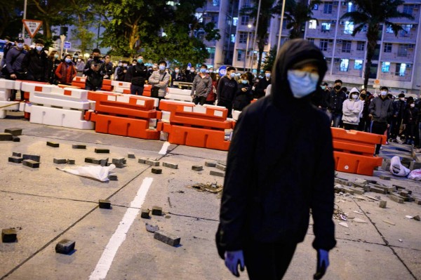 FOTOS: Manifestantes queman campamento para pacientes de coronavirus en Hong Kong