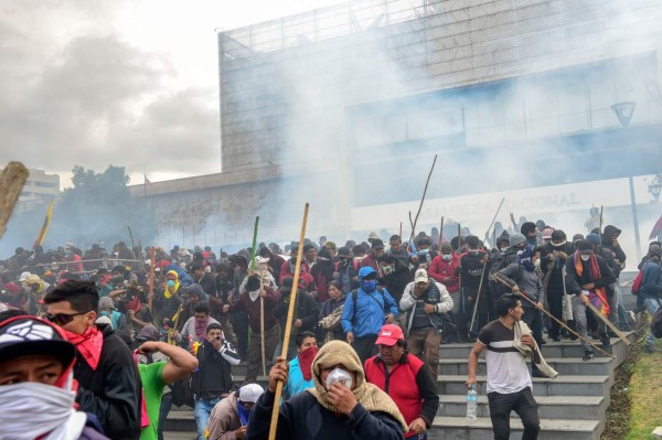 Caos, arrestos y un muerto: Las protestas en Ecuador contra alza a combustibles