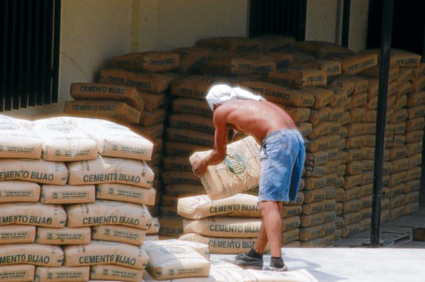 Cenosa asegura que no ha subido precio del cemento gris