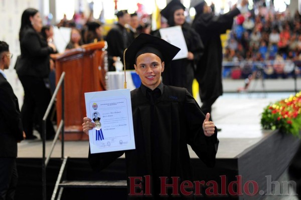 FOTOS: UNAH gradúa 1,321 nuevos profesionales en solemnes ceremonias