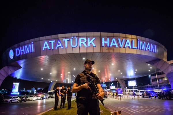 Te dejamos las 10 imágenes más impactantes del atentado en el aeropuerto de Estambul, Turquía