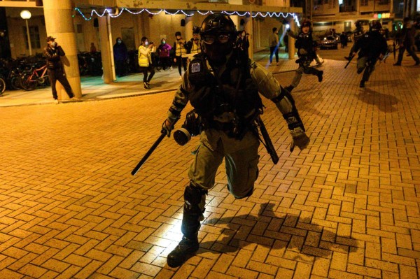 FOTOS: Manifestantes queman campamento para pacientes de coronavirus en Hong Kong