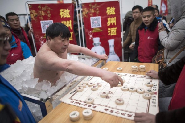 Un chino aguanta más de una hora desnudo en el hielo sin perder la sonrisa