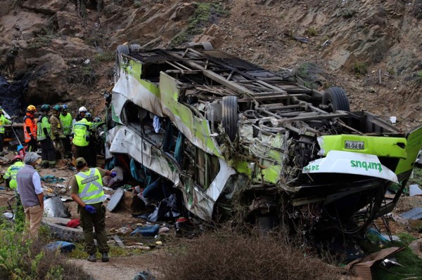 Tristes imágenes de la escena del accidente de bus en el norte de Chile que deja 20 muertos