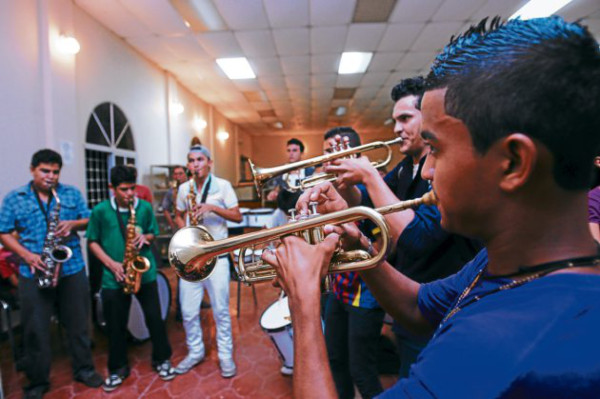 Sonidos marciales vibran en el puerto de San Lorenzo