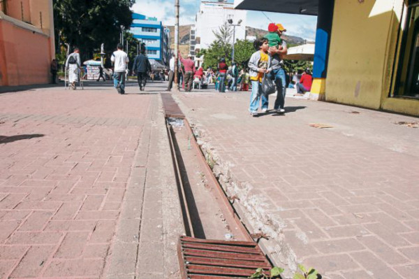 Transitada vía en total deterioro
