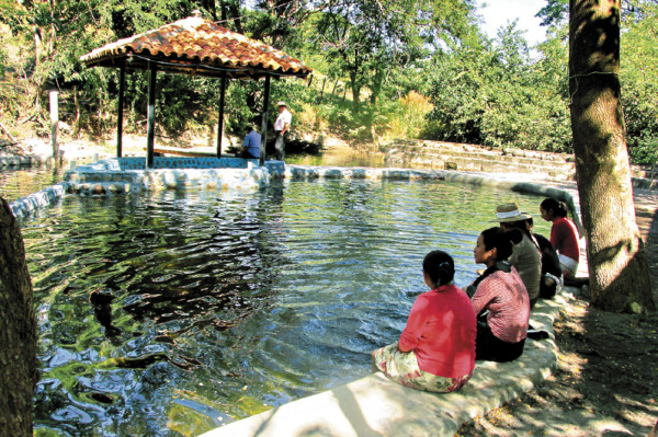 Aguas termales son visitadas por enfermos