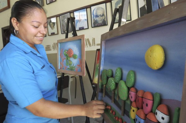 Maestros creativos del pincel que llenan de color a La Paz