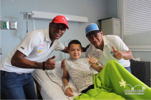 Olimpistas alegran a niños y niñas del Hospital María