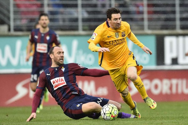 Barcelona da otro paso hacia el título al ganar en Eibar con doblete de Messi