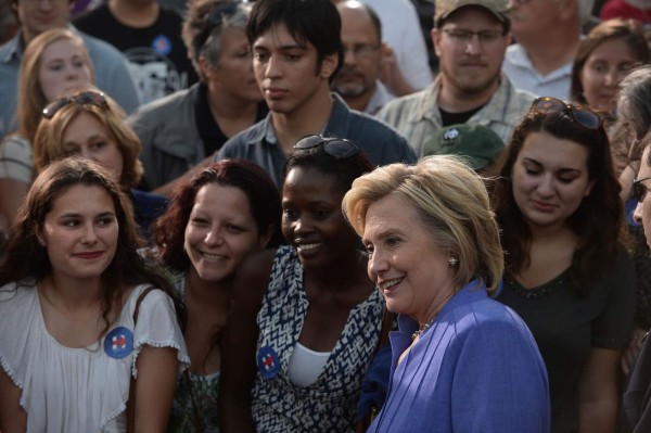 Hillary Clinton promete mejorar atención a menores indocumentados detenidos