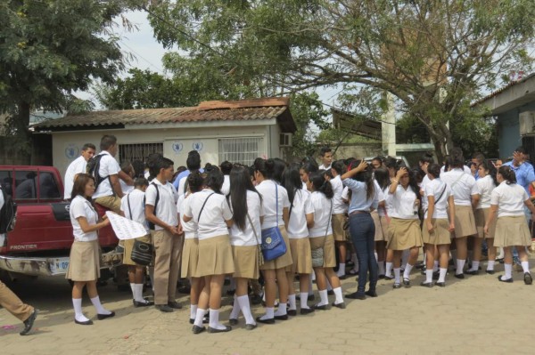 Alumnos protestan por cambio de hora