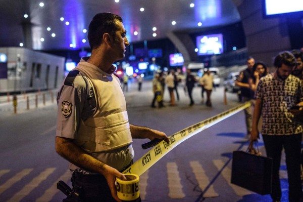 Te dejamos las 10 imágenes más impactantes del atentado en el aeropuerto de Estambul, Turquía