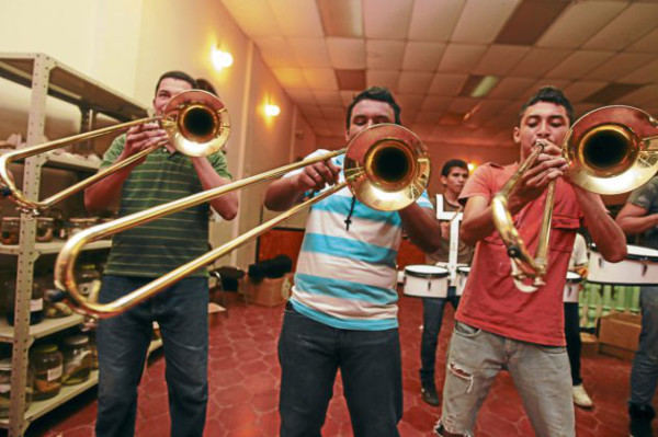 Sonidos marciales vibran en el puerto de San Lorenzo