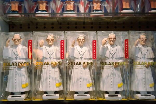 Multitudes, alegría y souvenirs caracterizan visita del Papa