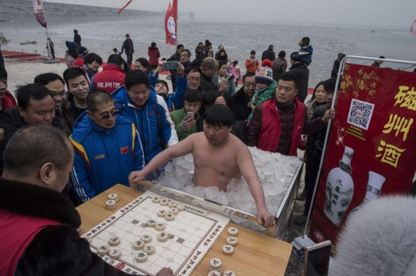 Un chino aguanta más de una hora desnudo en el hielo sin perder la sonrisa