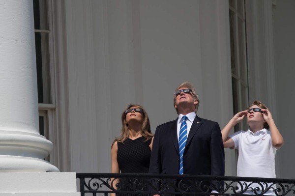 Así vio el eclipse solar la familia Trump en EEUU