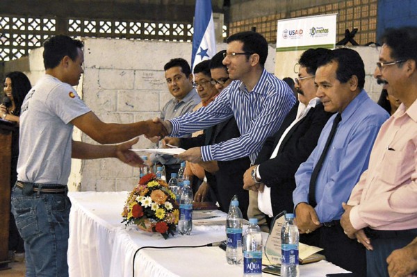 Certifican a jóvenes en competencias laborales