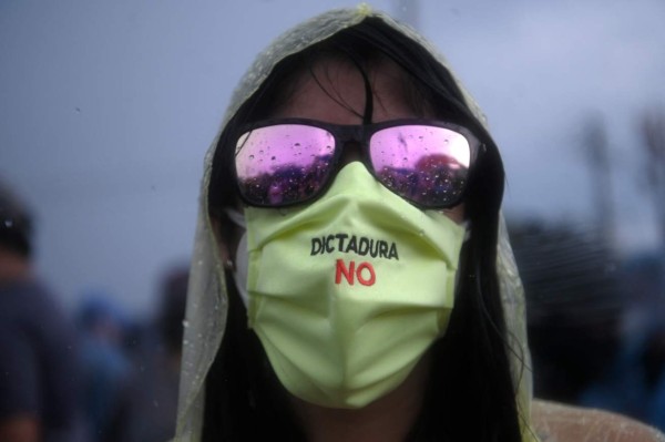 'Dictador' y 'drogokele': las protestas contra Bukele por destitución de magistrados (FOTOS)