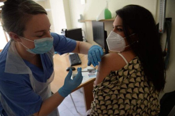 FOTOS: En Gibraltar se despiden de las mascarillas y disfrutan vacunación masiva