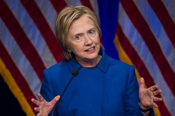 Clinton pide a sus seguidores 'mantenerse comprometidos'