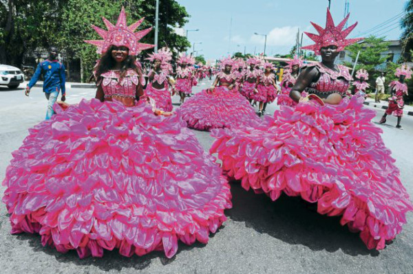 Un colorido desfile al ritmo del reggae