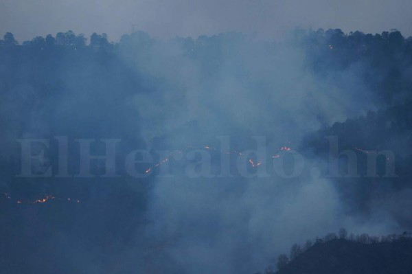 Continúan los trabajos para apagar incendio en El Hatillo