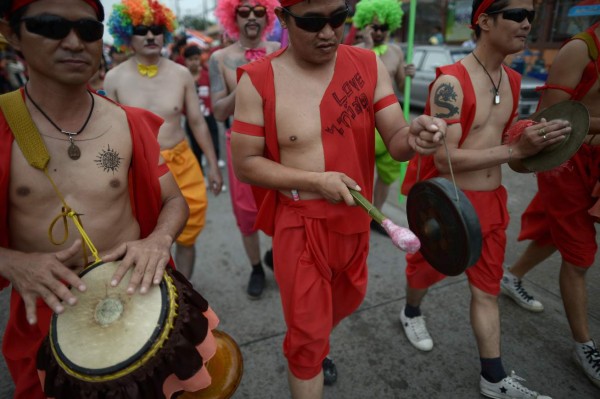 Búfalos al galope en Tailandia