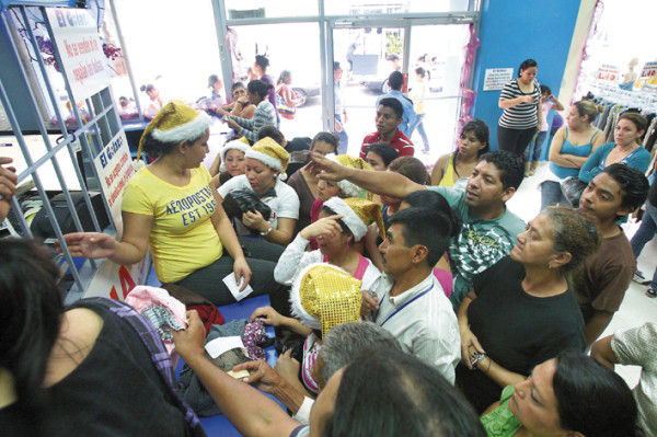 Capitalinos colman tiendas de segunda