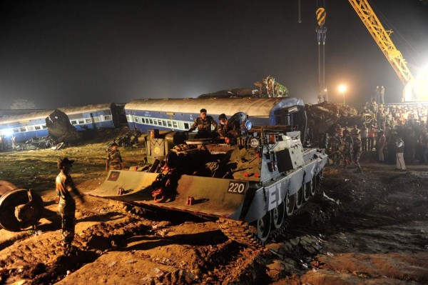 Más de un centenar de muertos al descarrilarse un tren al norte de la India